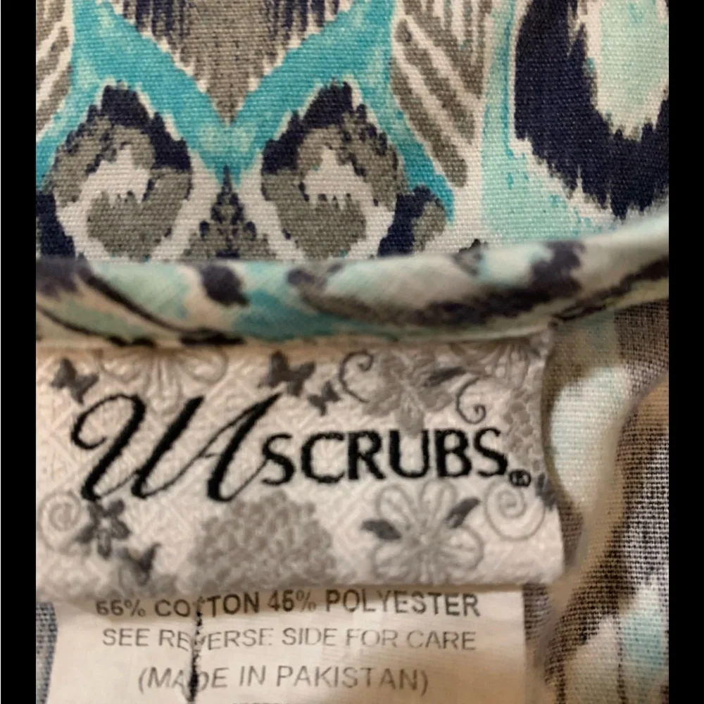 UA Scrubs Geometric Blue and Cream Blouse - Picture 4 of 4